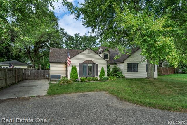 front view picture of 2460 Emmons Ave, Rochester, MI. 48307