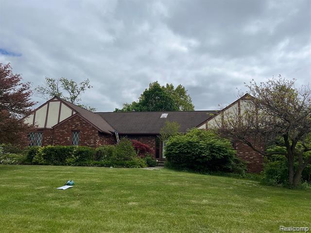 front view picture of 2149 Russet Dr, Troy, MI. 48098