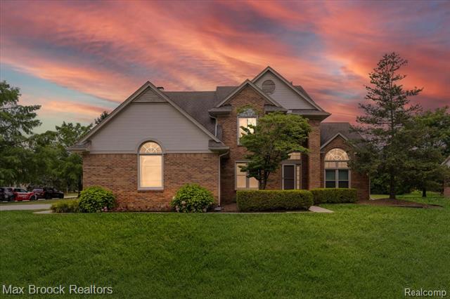 front view picture of 6817 Woodcrest Dr, Troy, MI. 48098