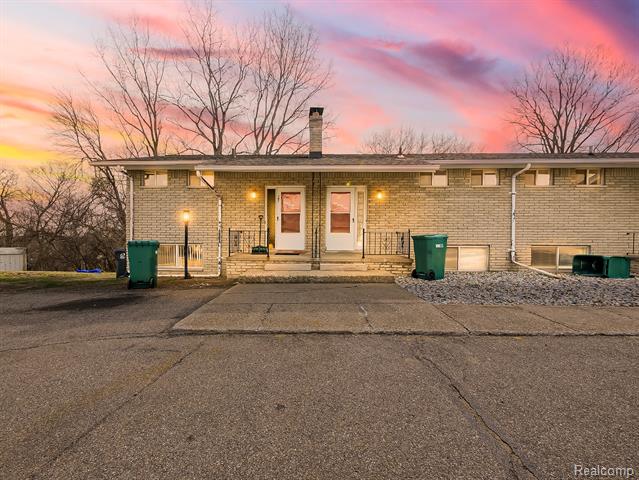 front view picture of 149 Huronview Court, White Lake, MI. 48386