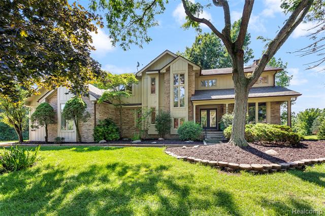 front view picture of 6890 Duchess Ct, Troy, MI. 48098