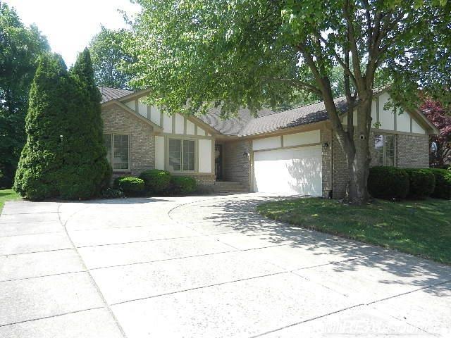 front view picture of 6704 Redford Cir, Troy, MI. 48085