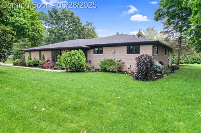 front view picture of 6898 Vernmoor St, Troy, MI. 48098