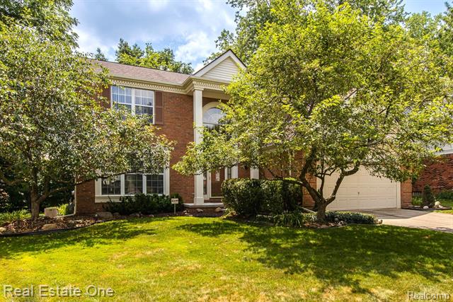 front view picture of 234 Grosvenor Dr, Rochester, MI. 48307