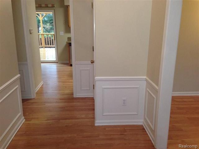 front view picture of 193 Saxon Ct, Rochester, MI. 48307