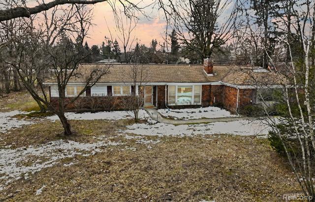 front view picture of 2763 W Avon Rd, Rochester, MI. 48309