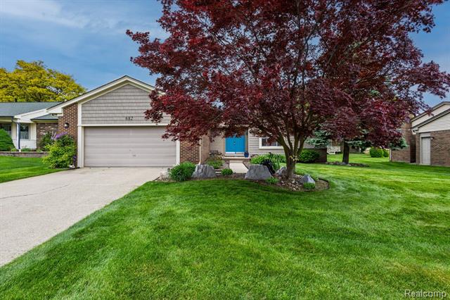 front view picture of 682 Lockport Rd, Rochester, MI. 48307