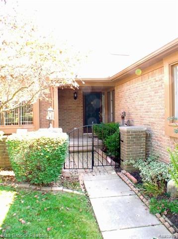 front view picture of 2211 London Bridge Dr, Rochester, MI. 48307