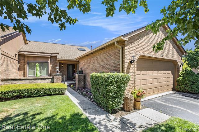 front view picture of 2210 London Bridge Dr, Rochester, MI. 48307
