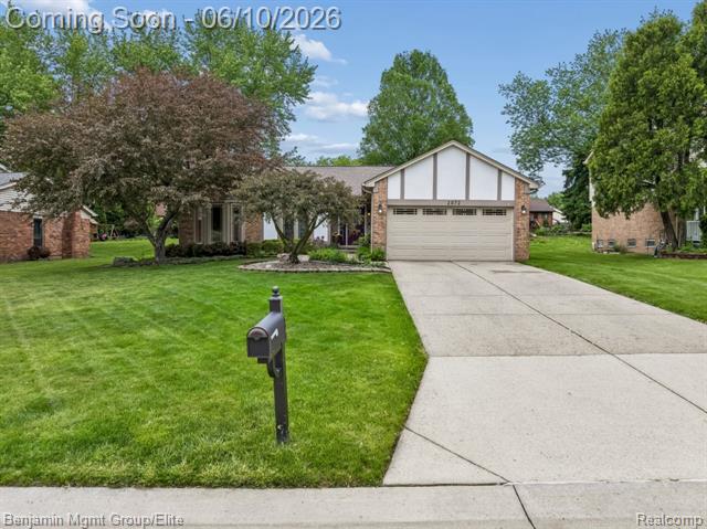 front view picture of 2072 Cumberland Rd, Rochester, MI. 48307
