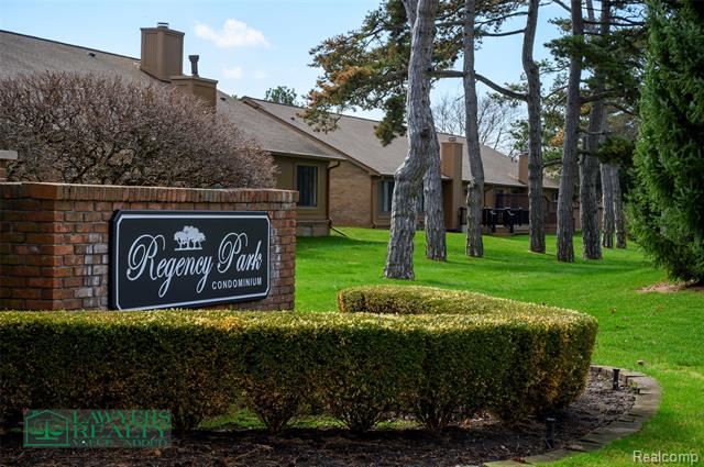 front view picture of 2122 London Bridge Dr, Rochester, MI. 48307