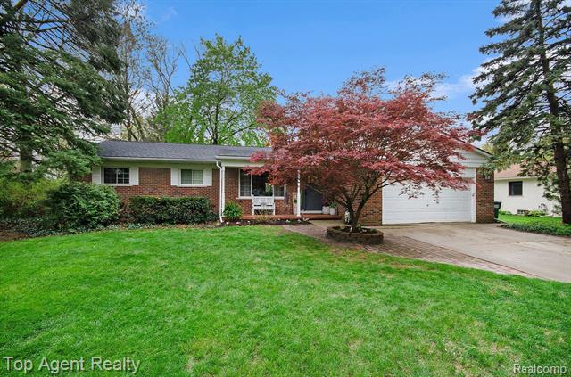 front view picture of 1760 Willowood Rd, Rochester, MI. 48307