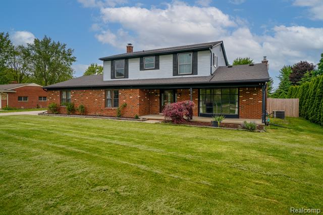 front view picture of 1875 Willowood Rd, Rochester, MI. 48307