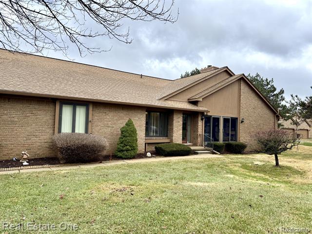 front view picture of 2136 London Bridge Dr, Rochester, MI. 48307