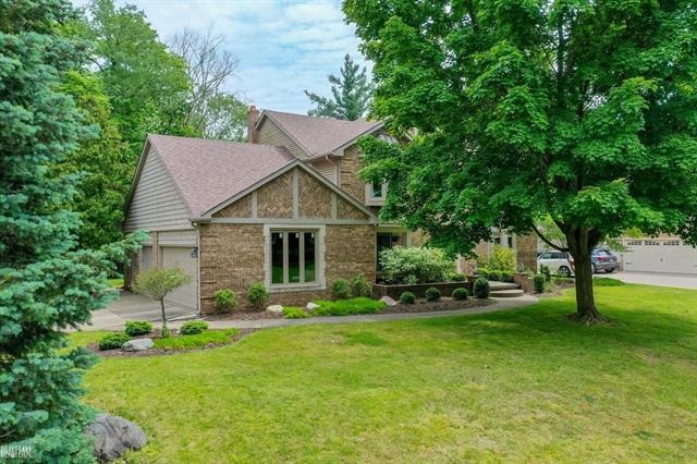front view picture of 2821 Portage Trail Dr, Rochester, MI. 48309