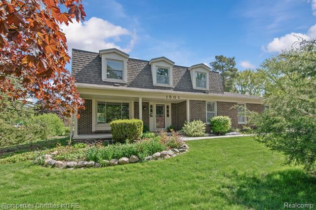 front view picture of 1501 Deerhurst Ln, Rochester, MI. 48307