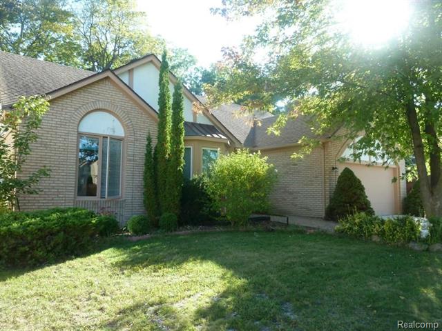 front view picture of 456 Essex Dr, Rochester, MI. 48307