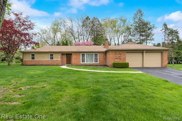 front view picture of 1637 Northumberland Dr, Rochester, MI. 48309
