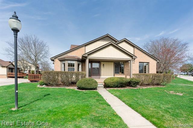 front view picture of 279 Meadow Bridge Dr, Rochester, MI. 48307