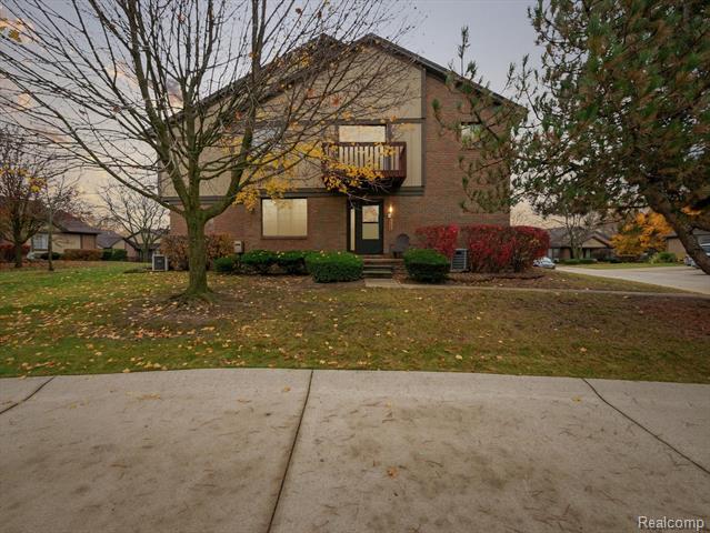 front view picture of 125 Meadow Lane Cir, Rochester, MI. 48307