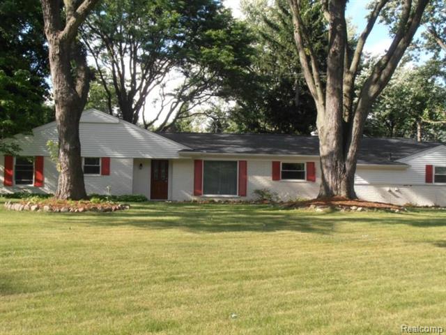 front view picture of 2710 S Christian Hills Dr, Rochester, MI. 48309