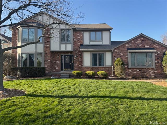front view picture of 2450 Evergreen Ct, Rochester, MI. 48309