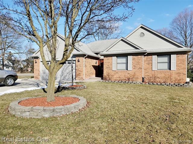 front view picture of 1003 Bembridge Dr, Rochester, MI. 48307