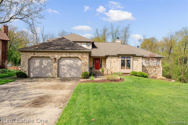 front view picture of 2527 Munster Rd, Rochester, MI. 48309