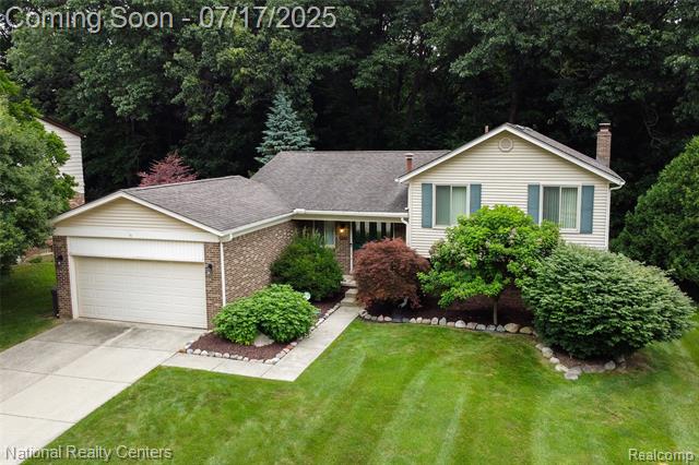 front view picture of 625 Ten Point Dr, Rochester, MI. 48309