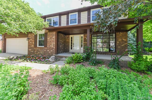 front view picture of 611 Ten Point Dr, Rochester, MI. 48309