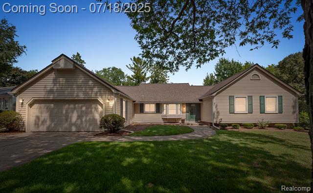 front view picture of 663 Lake Forest Rd, Rochester, MI. 48309