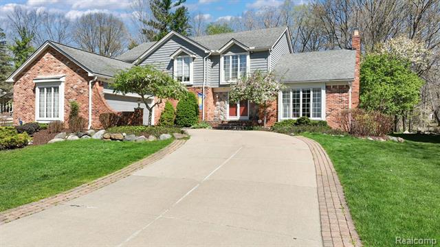 front view picture of 1382 Springwood Ln, Rochester, MI. 48309