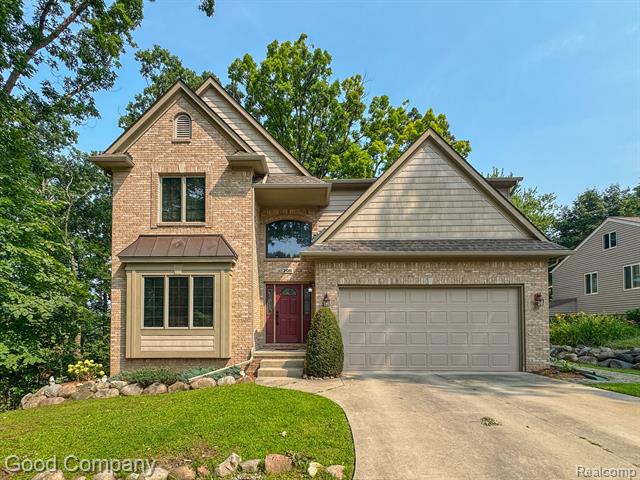 front view picture of 208 Cloverport Ave, Rochester, MI. 48307