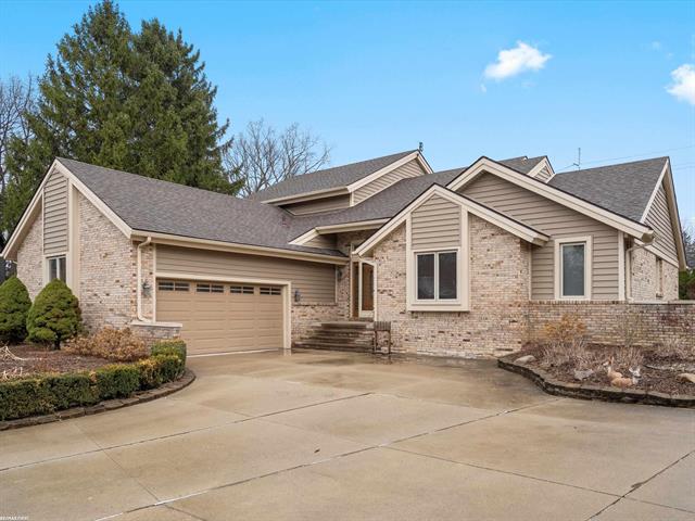 front view picture of 1008 Hidden Ln, Rochester, MI. 48309
