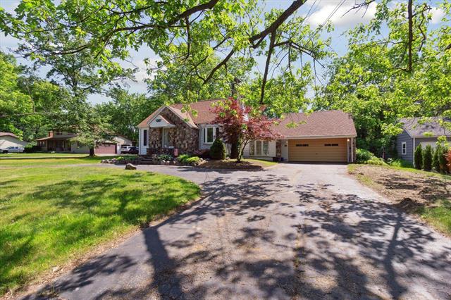 front view picture of 2230 Walnut Rd, Auburn Hills, MI. 48326