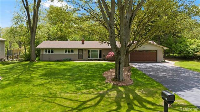 front view picture of 1831 Ansal Dr, Rochester, MI. 48309