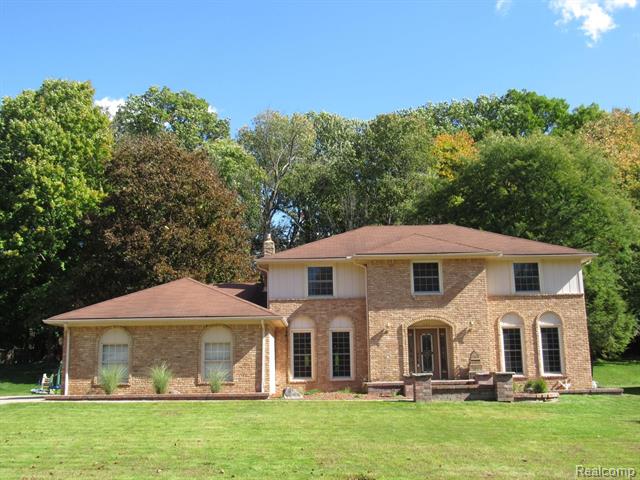 front view picture of 377 Tanglewood Ct, Rochester, MI. 48309