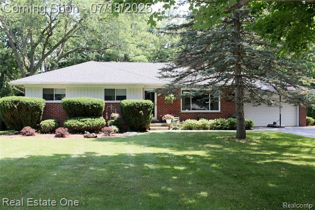 front view picture of 483 Rochdale Dr S, Rochester, MI. 48309