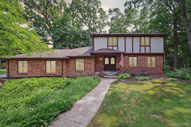 front view picture of 2915 Hillendale Dr, Rochester, MI. 48309