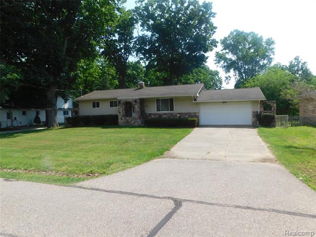 front view picture of 2310 Dexter Rd, Auburn Hills, MI. 48326