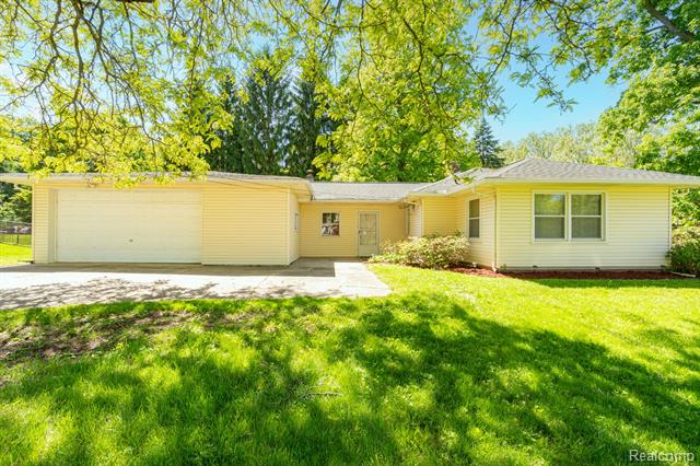 front view picture of 426 Driftwood Ave, Rochester, MI. 48307