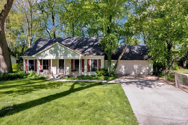 front view picture of 326 Orchardale Dr, Rochester, MI. 48309