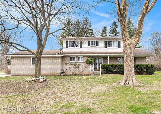 front view picture of 162 Canterbury Trail Dr, Rochester, MI. 48309