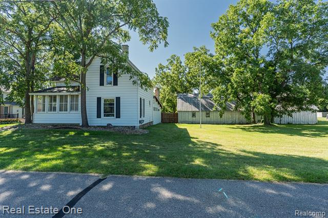 front view picture of 1480 E Hamlin Rd, Rochester, MI. 48307