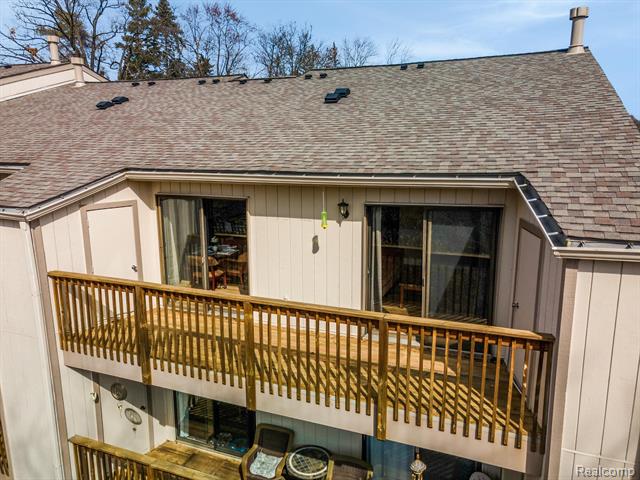 front view picture of 1693 Riverside Dr, Rochester, MI. 48309