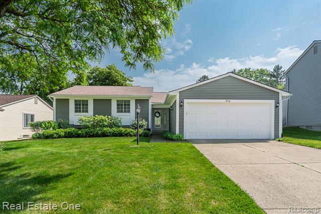 front view picture of 914 Dressler Ln, Rochester, MI. 48307