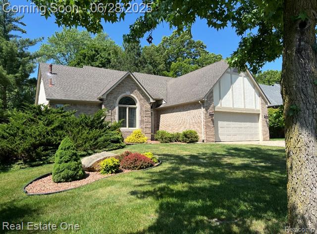 front view picture of 2184 Reagan Dr, Rochester, MI. 48309