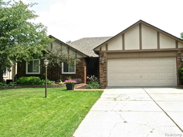 front view picture of 1669 Treeside Dr, Rochester, MI. 48307