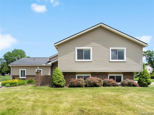 front view picture of 890 Darwin Place Dr, Rochester, MI. 48307