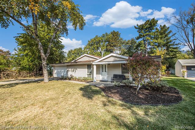 front view picture of 2835 Genes Dr, Auburn Hills, MI. 48326